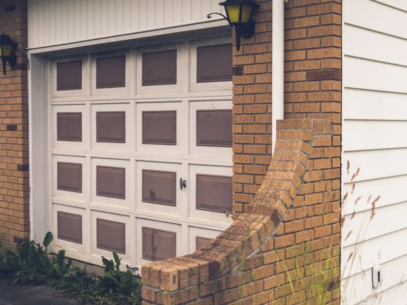 Illustration showing a garage door moving evenly