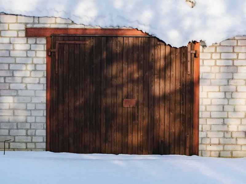 Illustration showing a stuck, uneven garage door